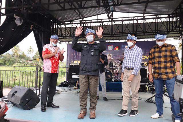 Gubernur Jawa Barat Ridwan Kamil menyapa masyarakat Payakumbuh disaksikan Walikota Payakumbuh Riza Falepi serta Bupati Limapuluh Kota Safaruddin